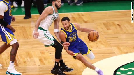 El MVP Stephen Curry lleva a Jason Tatum de los Celtics a los playoffs 6 en Boston.