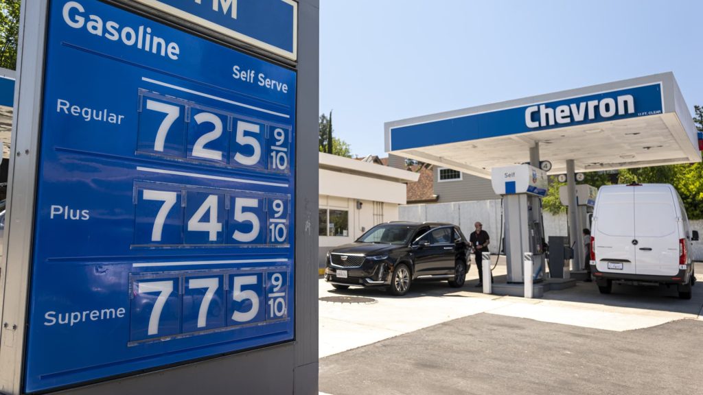 Los precios de la gasolina superan los $5 por galón a nivel nacional por primera vez y es probable que tengan una tendencia al alza