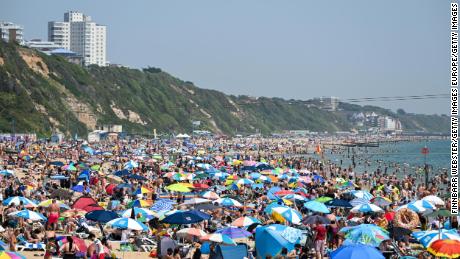 Una playa llena de gente en Bournemouth el 17 de junio mientras Gran Bretaña está expuesta a temperaturas sofocantes. 