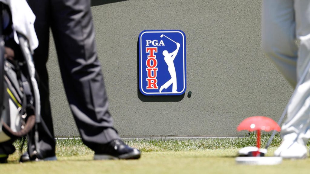 PGA Tour suspende a 17 golfistas que juegan en la liga de golf LIV, incluidos Phil Mickelson y Dustin Johnson