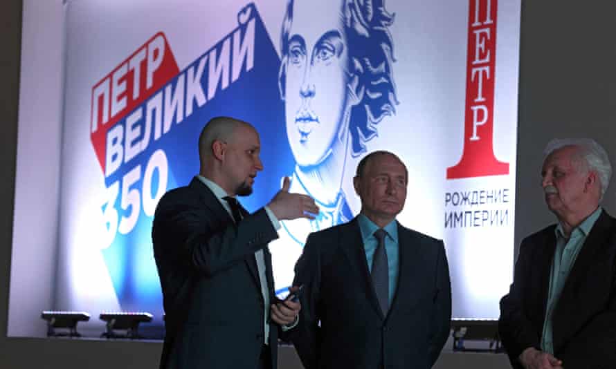 El presidente Vladimir Putin, centro, en una exposición que conmemora el 350 aniversario del nacimiento del primer emperador de Rusia, Pedro el Grande, en Moscú.