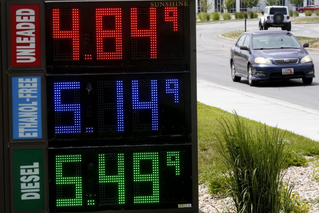 Varios factores convergen para impulsar los precios de la gasolina al alza