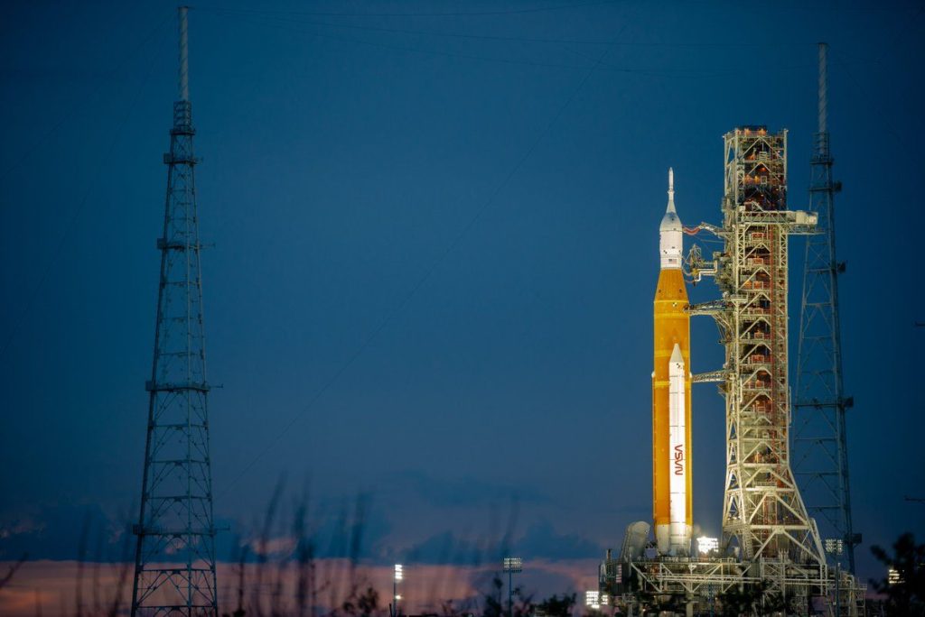 La NASA lanza la misión Artemis 1 a la luna desde la plataforma de lanzamiento (fotos)