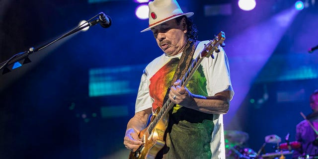 El guitarrista Carlos Santana de Santana se presenta en el escenario del North Island Credit Union Coliseum el 17 de junio de 2022 en Chula Vista, California. 