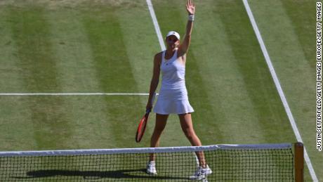 Rybakina celebra derrotar a Jaber y ganar el título individual femenino en Wimbledon.