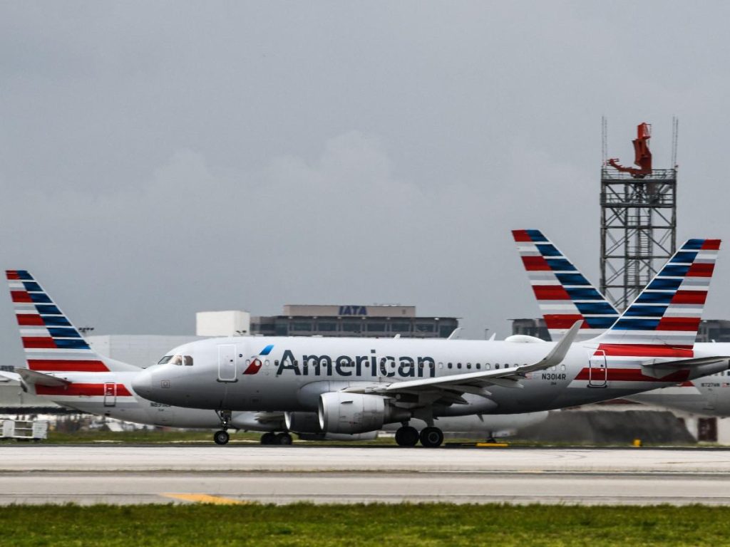 Los pasajeros de American Airlines solicitaron bajarse del avión que acababan de abordar después de un retraso de 5 horas porque la tripulación tenía que estar fuera de servicio.
