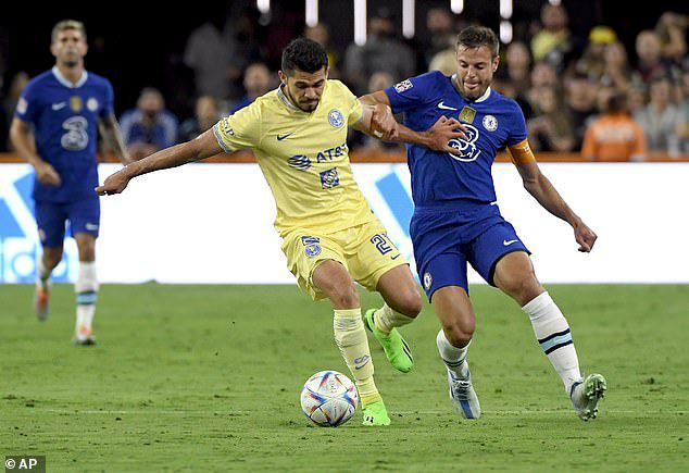 César Azpilicueta del Chelsea desafía al delantero del Club América Henry Martin por el balón