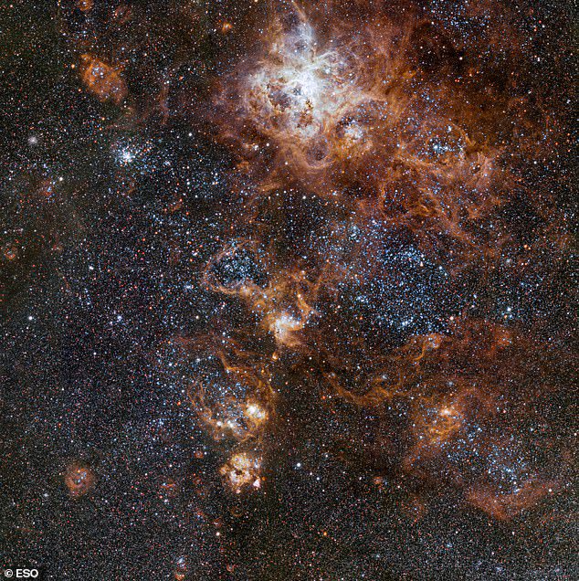 Esta imagen del VLT Survey Telescope en el Observatorio Paranal de ESO en Chile muestra la Nebulosa de la Tarántula y sus alrededores dentro de la Gran Nube de Magallanes.  Muestra cúmulos de estrellas, nubes de gas resplandecientes y los restos dispersos de explosiones de supernova