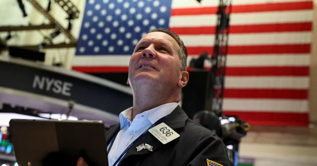 Wall Street cerró a la baja en acciones de Apple y acciones bancarias