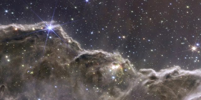 Imagen compuesta de los acantilados cósmicos en la Nebulosa Carina, creada con datos de instrumentos NIRCam y MIRI del Telescopio Espacial James Webb de la NASA, un instrumento revolucionario diseñado para mirar a través del universo hasta el amanecer del universo y lanzado el 12 de julio de 2022. 