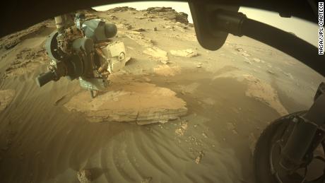 La cámara frontal derecha para evitar peligros para el rover tomó una imagen más amplia de la serie (abajo). 