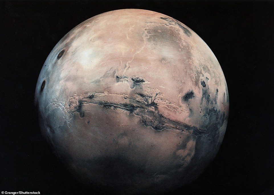 El enorme Valles Marineris del Planeta Rojo, que abarca aproximadamente una cuarta parte de la circunferencia del planeta, se ve arriba (centro) en esta imagen del Grupo Granger.
