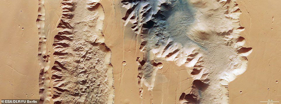 El enorme valle del planeta rojo ha sido revelado en nuevas imágenes difundidas por la Agencia Espacial Europea.  La nueva imagen muestra dos trincheras, o chasma, que forman parte de la parte occidental de Valles Marineris.  A la izquierda está Lus Chasma, que tiene 521 millas de largo y a la derecha, Tithonium Chasma, que tiene 500 millas de largo.