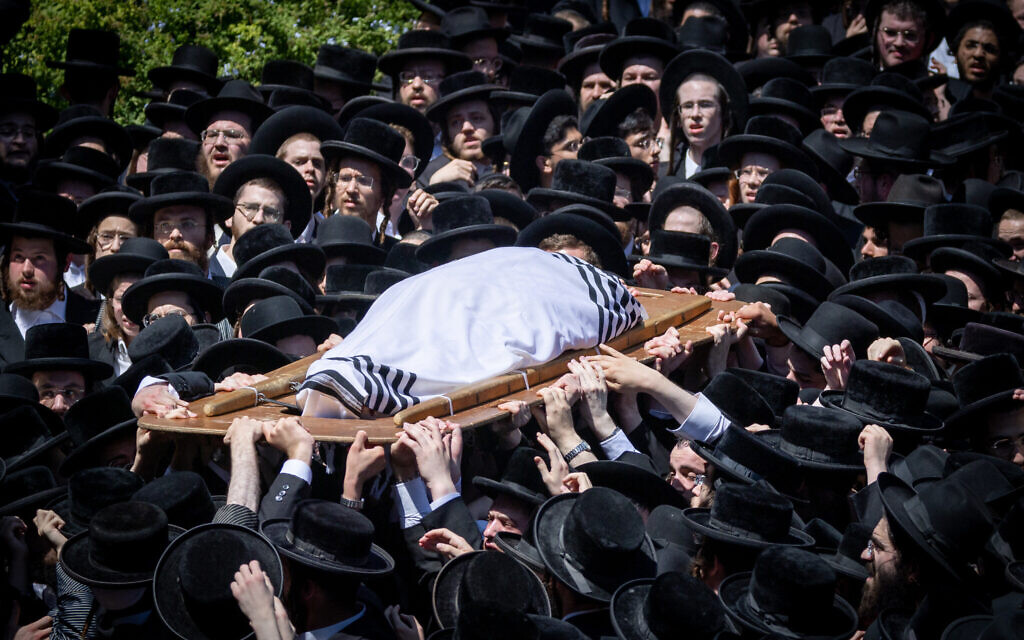 El funeral del líder antisionista ultraortodoxo de 95 años atrae a miles a Jerusalén