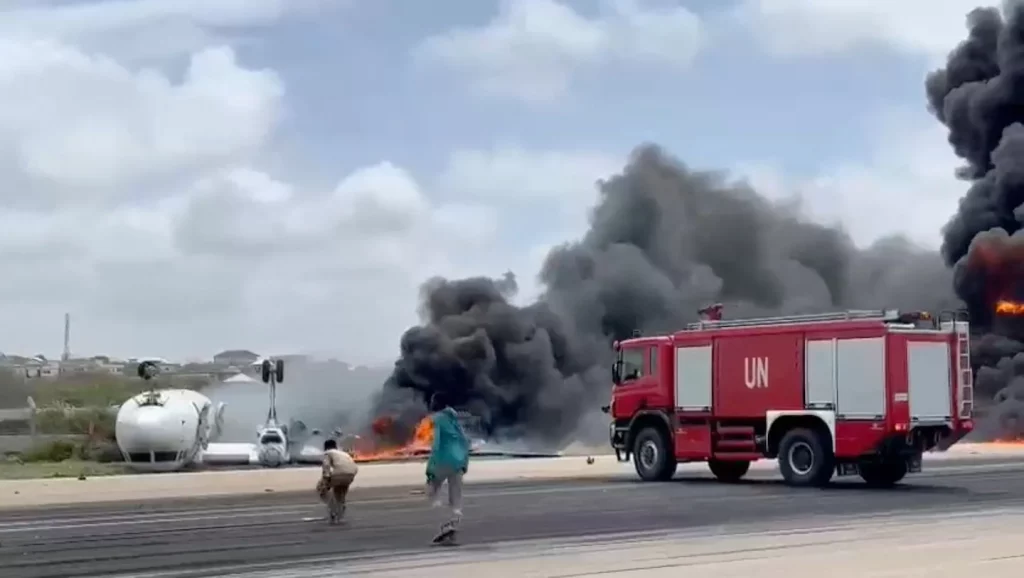 Avión vuelca tras estrellarse en aeropuerto de Mogadishu, Somalia