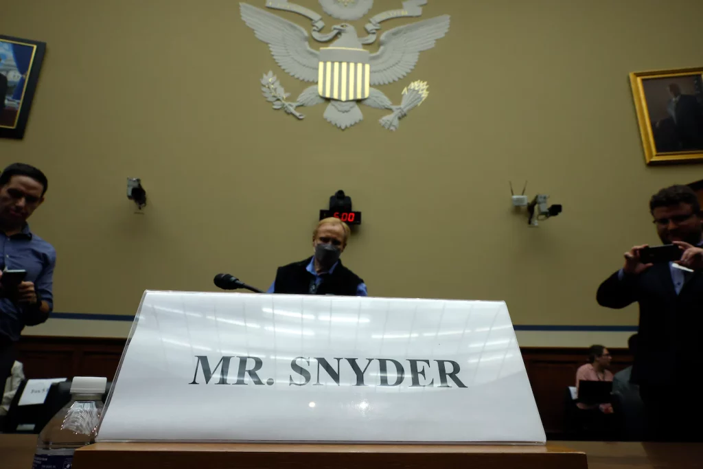Daniel Snyder tomará preguntas del comité de la Cámara bajo juramento el jueves