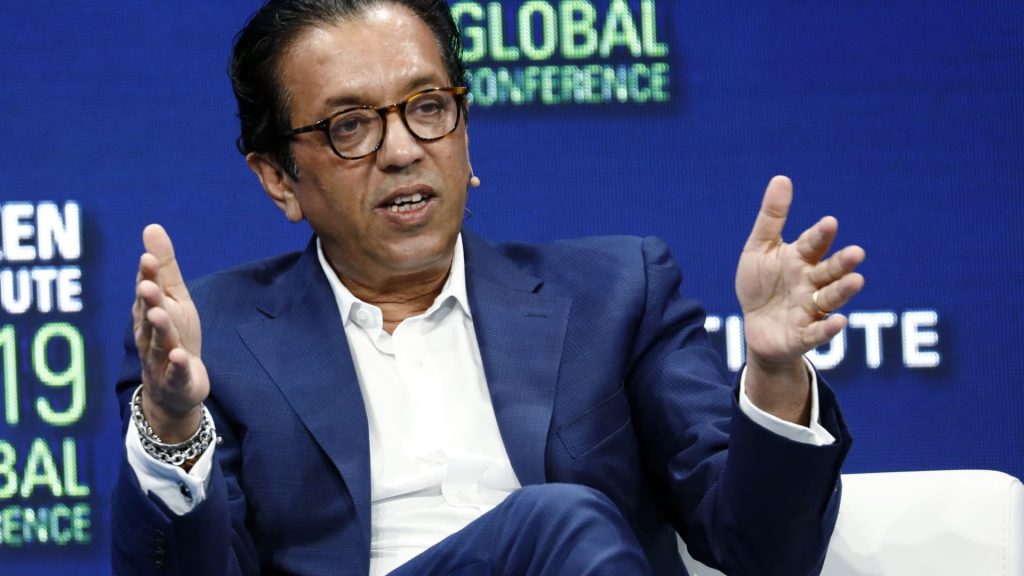 El principal ejecutivo de SoftBank, Rajeev Misra, deja Vision Fund
