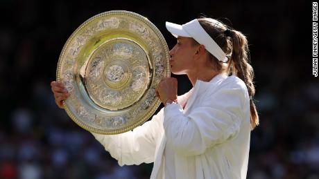 Rybakina acepta el trofeo que ganó el título individual femenino en Wimbledon.