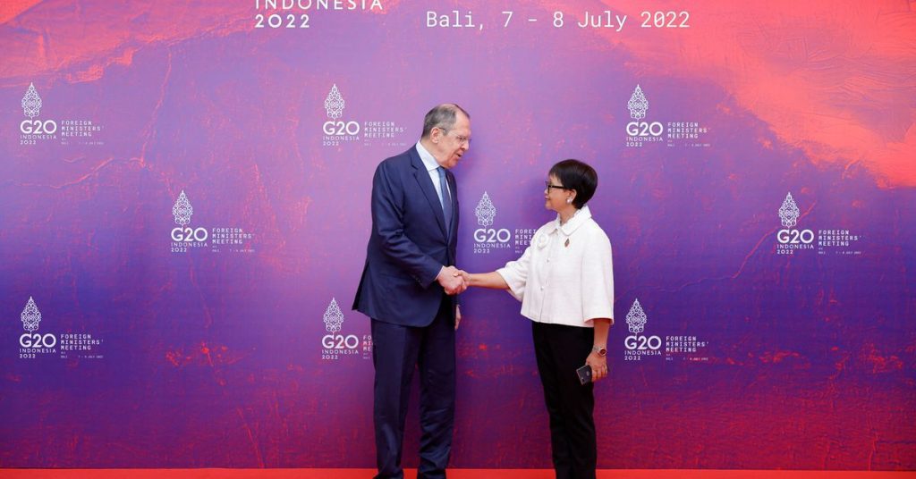 Indonesia insta al G20 a ayudar a poner fin a la guerra en Ucrania mientras Lavrov mira a Rusia