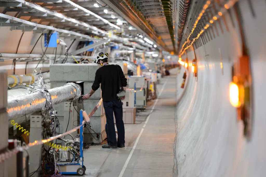 Investigadores del CERN operan el Gran Colisionador de Hadrones en la búsqueda de materia oscura