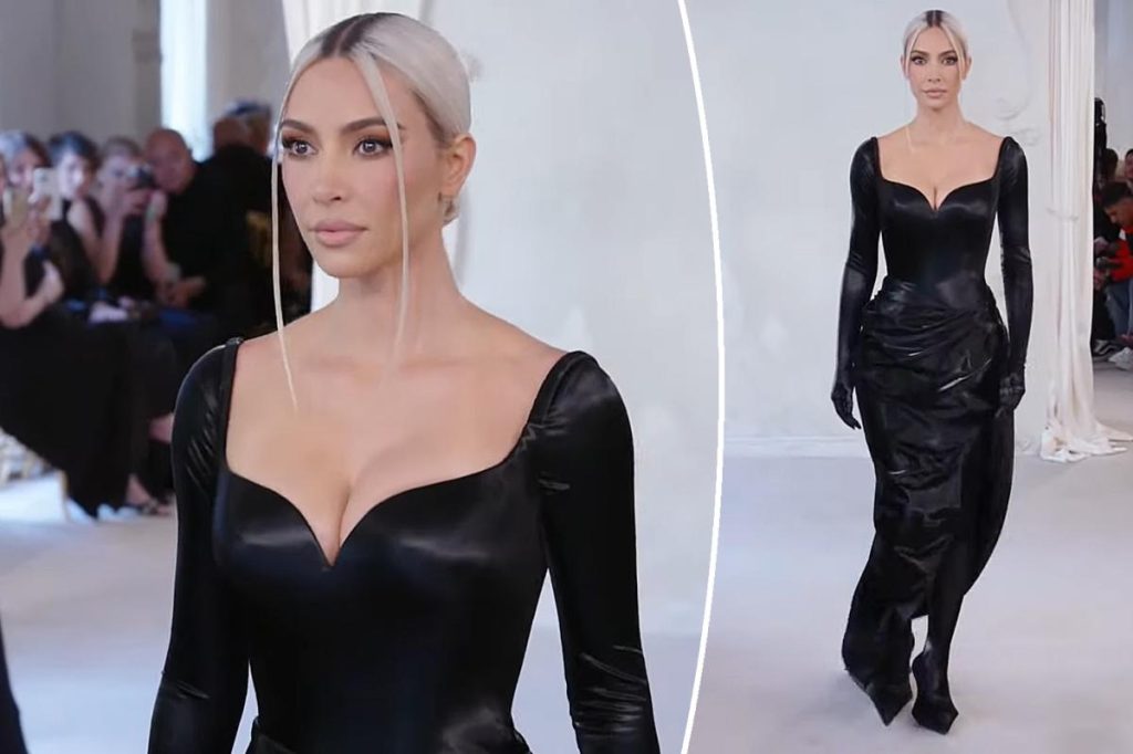 Kim Kardashian desfila en la pasarela de Balenciaga en la Semana de la Moda de París
