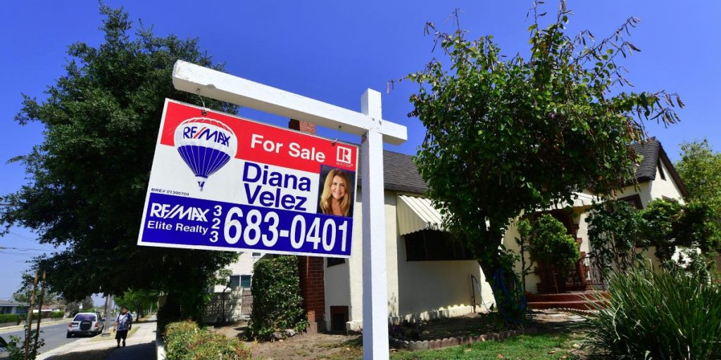 Los economistas advierten que los precios de las viviendas en EE. UU. van a caer a medida que la demanda 'cava'
