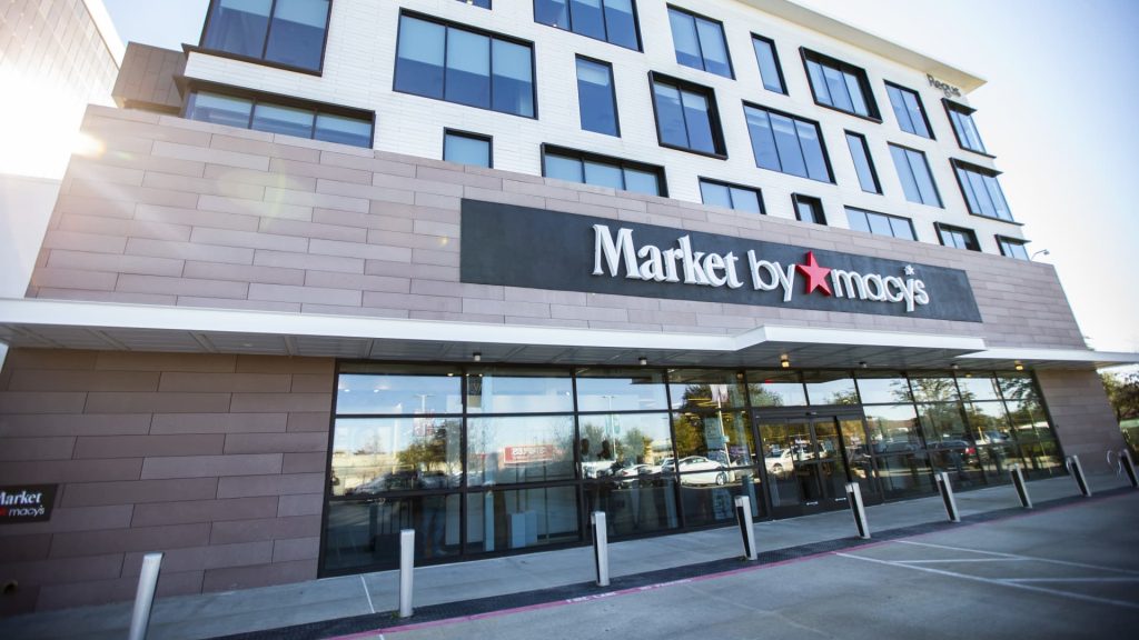 Macy's está acelerando sus planes para abrir tiendas más pequeñas fuera de los centros comerciales