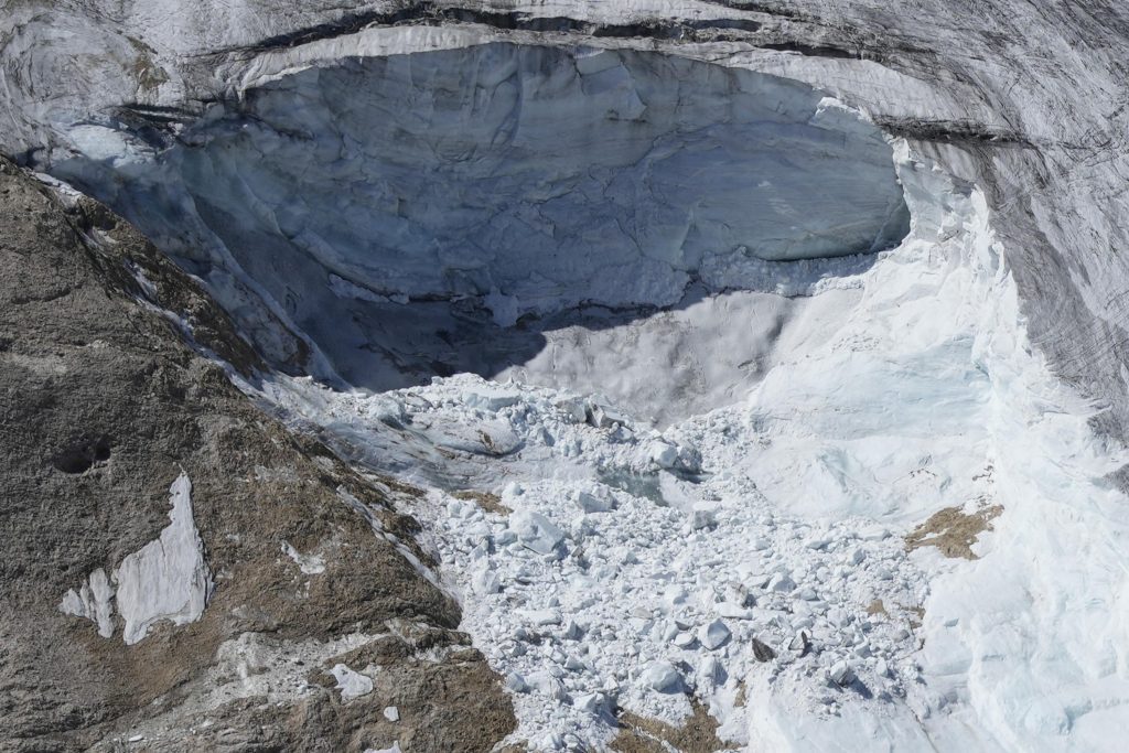 Partes del cuerpo, equipo encontrado en los glaciares italianos después de la avalancha