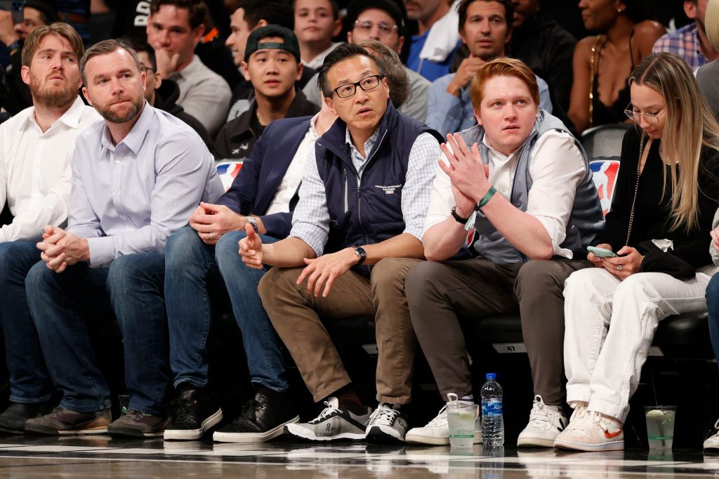 El propietario de los Nets, Joe Tsai, en el centro, observa durante la primera mitad del torneo de playoffs de la Conferencia Este de 2022 entre los Nets y los Cavaliers en el Barclays Center el 12 de abril de 2022.