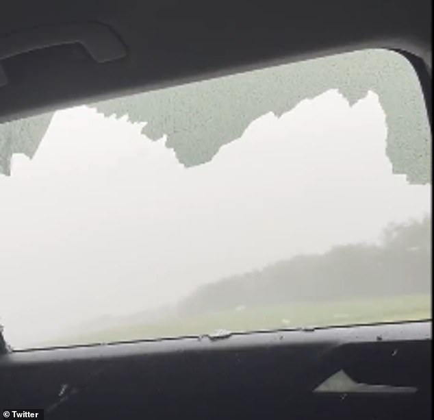 El granizo rompió las ventanas de los vehículos en Alberta, Canadá, cuando pasó una tormenta.  Gibran Márquez capturó los momentos en que el frío se apoderó del auto en el que viajaba el lunes
