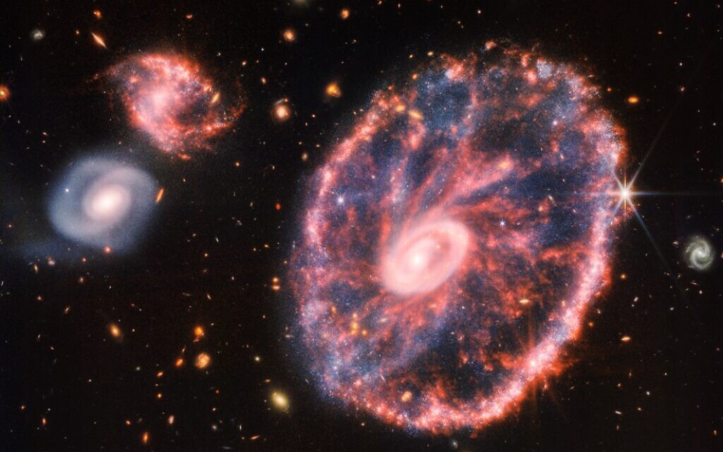 El Telescopio Webb captura la colorida galaxia Cartwheel a 500 millones de años luz de distancia