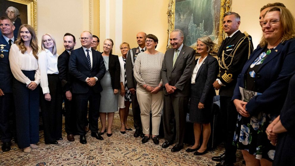 Foto: El líder de la mayoría del Senado, Chuck Schumer, posa para una foto con una delegación oficial de Finlandia y Suecia en su oficina en Washington, el 3 de agosto de 2022.