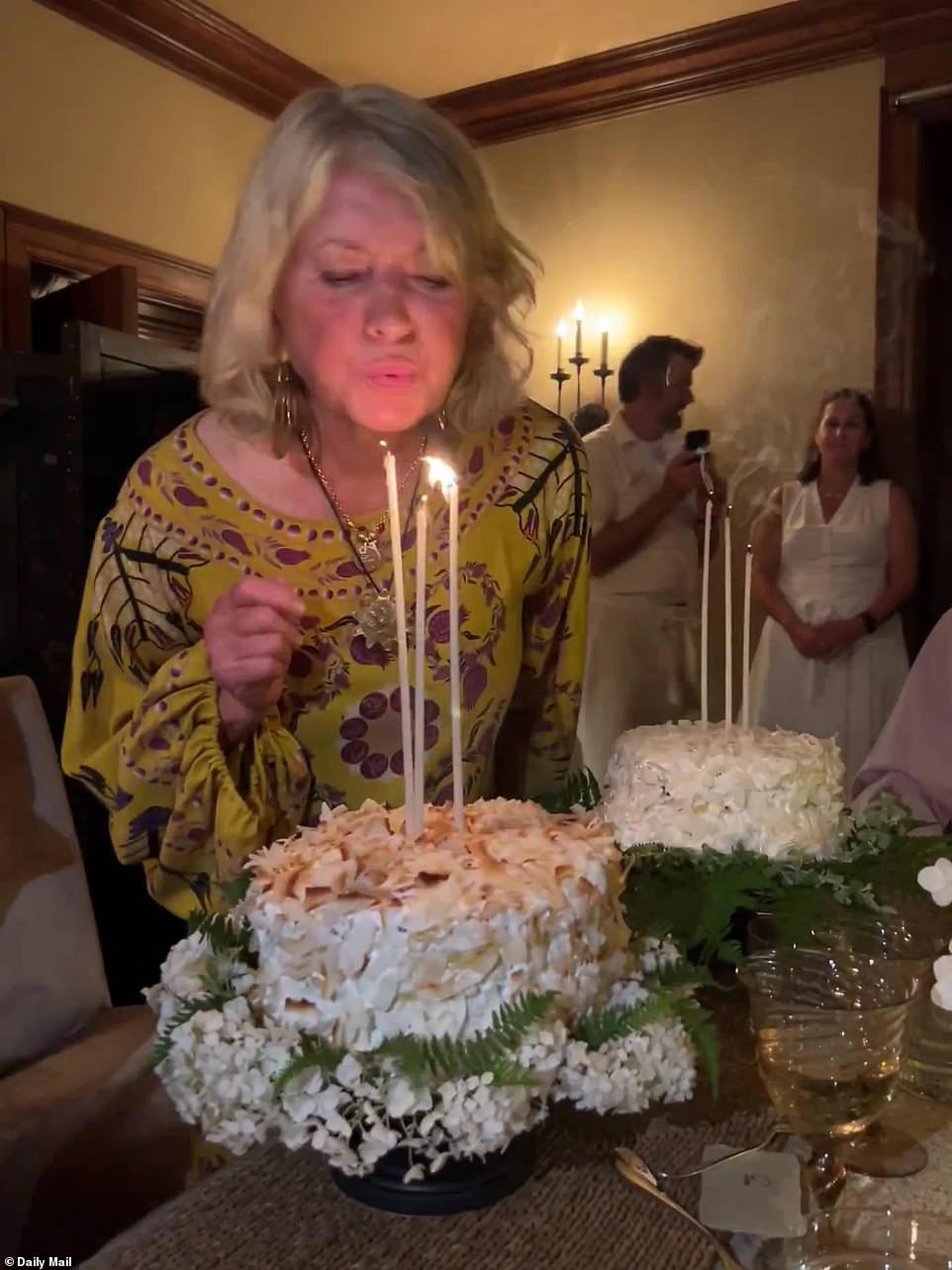 Su cumpleaños: los invitados disfrutan de su Chardonnay, 19 Martha Chard Crimes, así como su novio Molly Chapelt Cabernet Sauvignon
