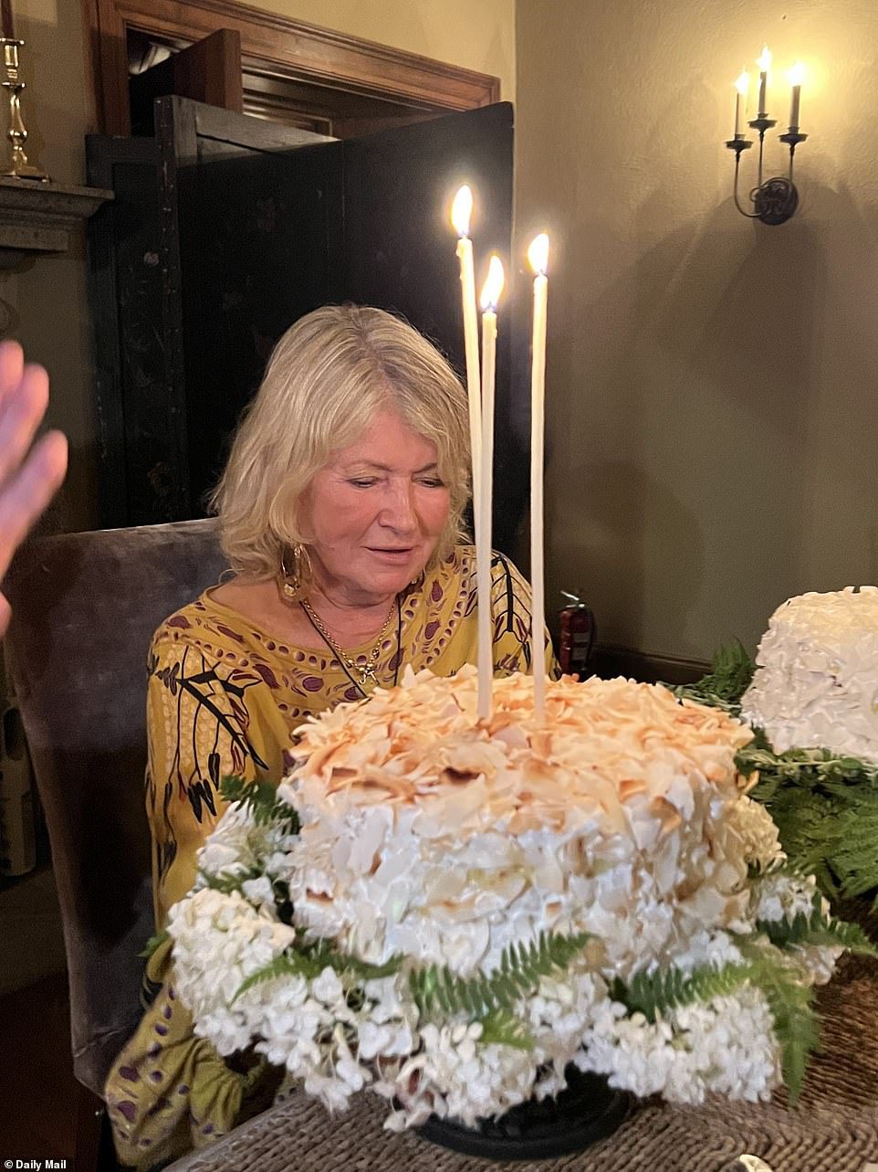 Tan delicioso: su delicioso pastel apareció en tres velas blancas