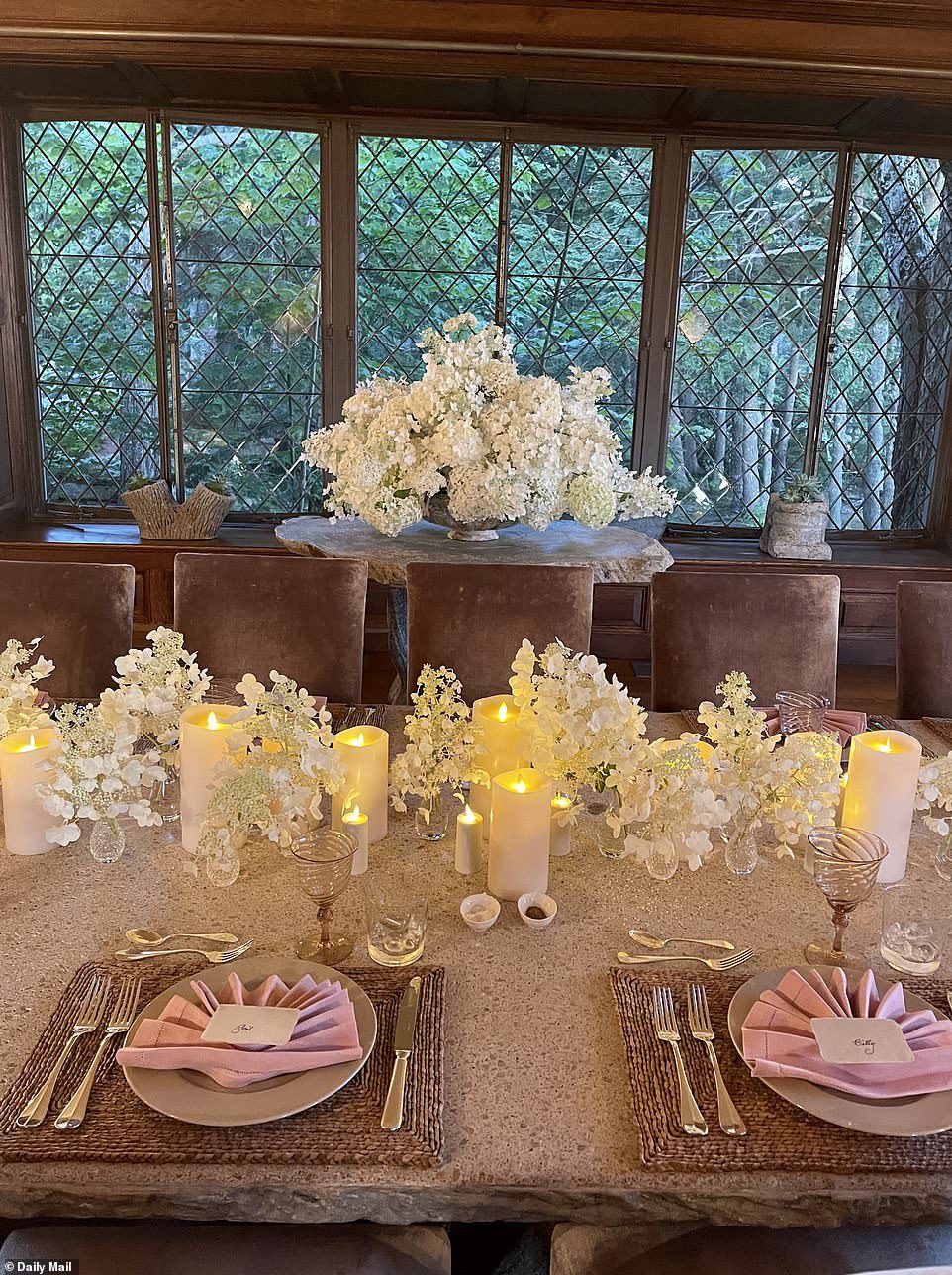 Luz de velas: la configuración de la mesa incluye tonos de blanco, rosa y marrón.