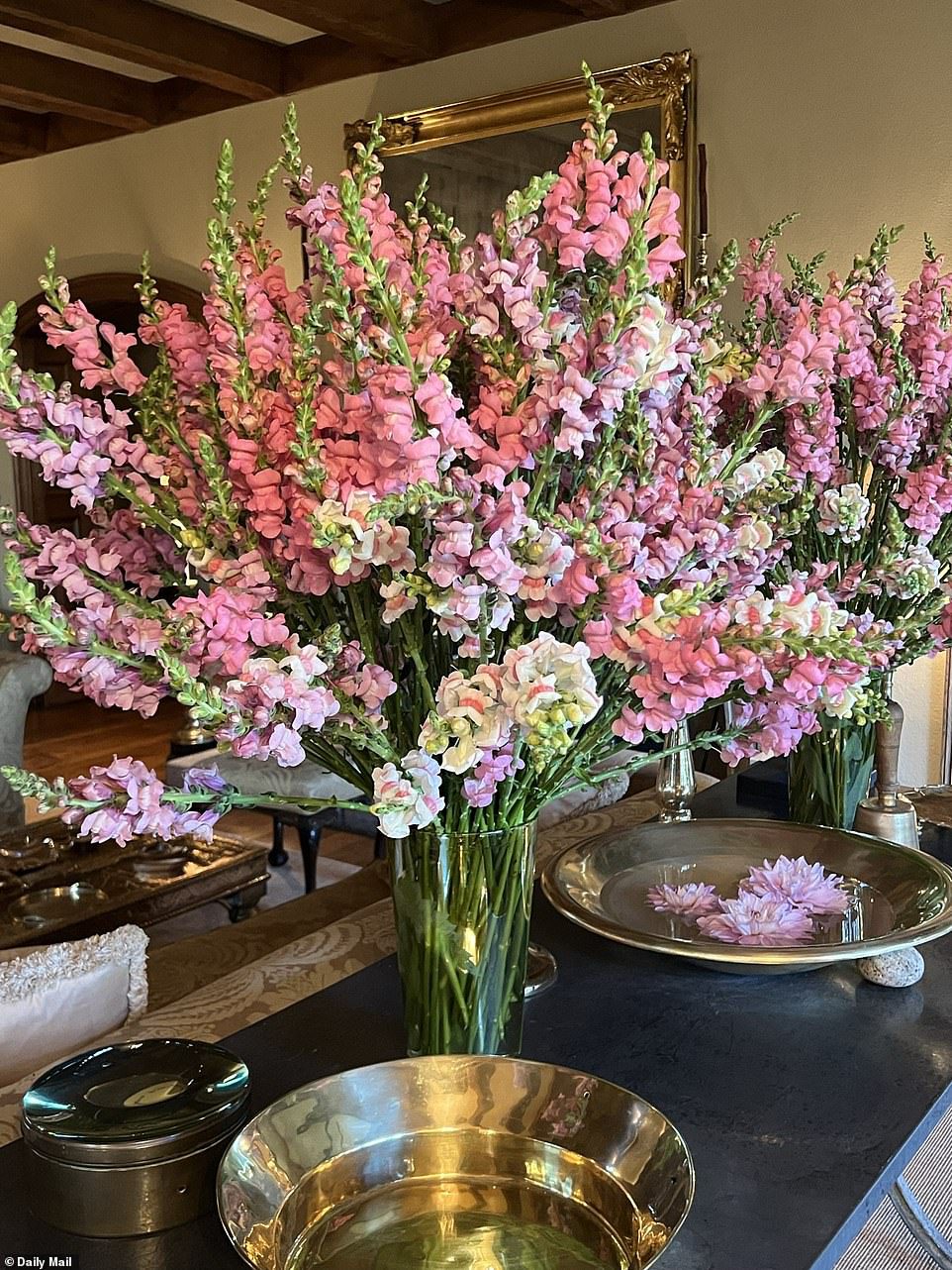 Magnífico: Martha también tenía arreglos florales rosas y blancos a lo largo de las mesas.