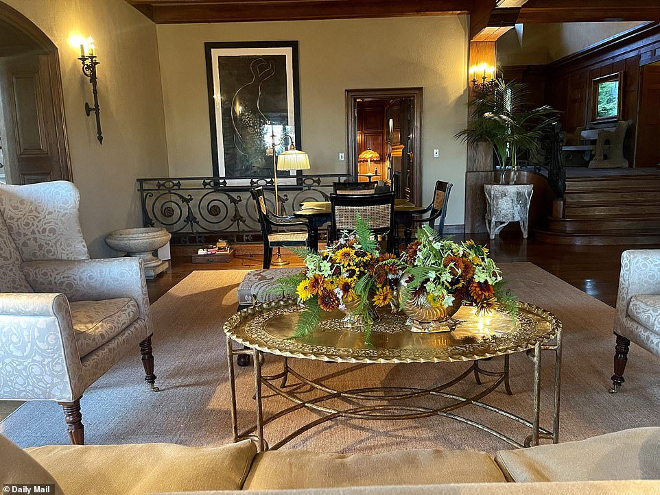 Detalles: había impresionantes girasoles en la sala de estar de su propiedad