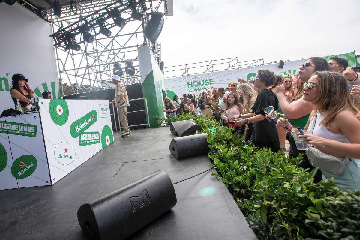 DJ Umami en una carpa de Heineken en Outside Lands en Golden Gate Park en San Francisco, California, el 5 de agosto de 2022.