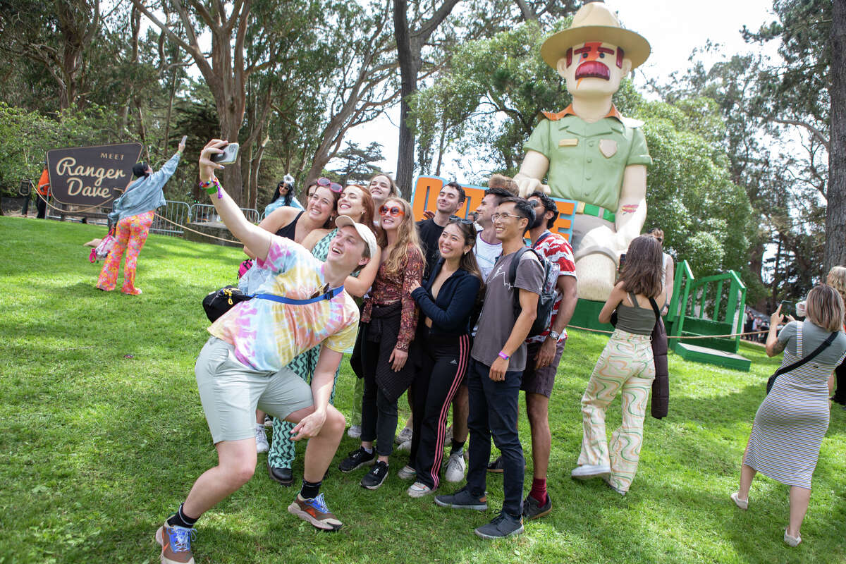 Un grupo de fanáticos posa para una foto en Outside Lands en Golden Gate Park en San Francisco, California, el 5 de agosto de 2022.