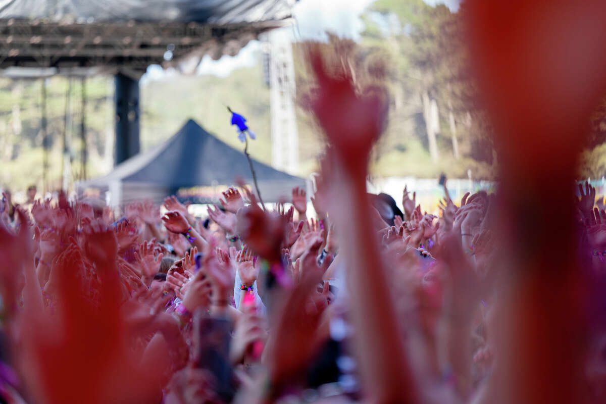 Los fanáticos levantan miles de manos en el aire mientras ven a Oliver Tree actuar en Outside Lands en Golden Gate Park en San Francisco, California, el viernes 5 de agosto de 2022.