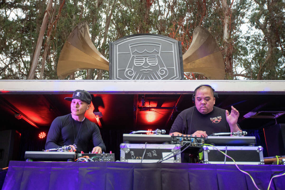 DJ Qbert y DJ Shortkut de Invisbl Skratch Piklz se presentan en Outside Lands en el Golden Gate Park en San Francisco, California, el 5 de agosto de 2022.