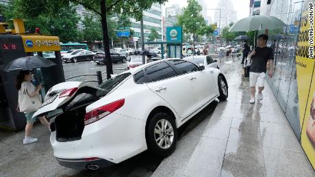 Un vehículo sufrió daños en la acera después de ser aplastado por fuertes lluvias en Seúl, Corea del Sur, el 9 de agosto.