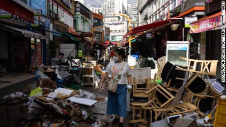Los escombros se acumulan frente a las tiendas afectadas por las inundaciones en el mercado Namsung Sagi en Seúl, Corea del Sur, el 10 de agosto.