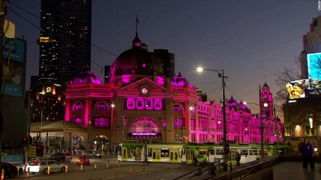Olivia Newton-John: Monumentos australianos se iluminan de rosa en honor a la cantante y activista contra el cáncer