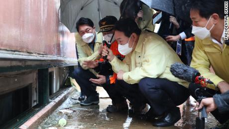 El presidente de Corea del Sur, Yoon Seok-yeol, visita el sótano inundado de Gwanak en Seúl, donde murió una familia debido a las inundaciones, el 10 de agosto.