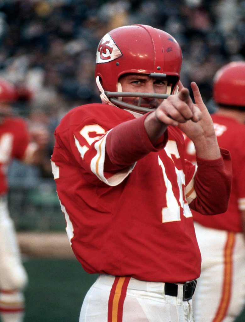 Lynn Dawson de los Kansas City Chiefs observa durante un partido de fútbol americano de la NFL de 1969 en Kansas City.