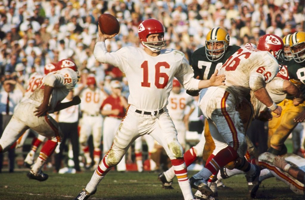 Len Dawson disparó un pase contra los Green Bay Packers durante el Super Bowl I el 15 de enero de 1967 en Los Ángeles.