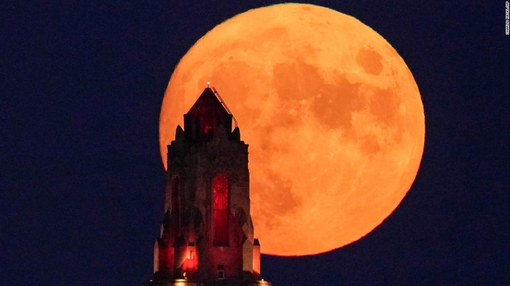 Luna llena de agosto: cuándo ver la luna gigante del esturión
