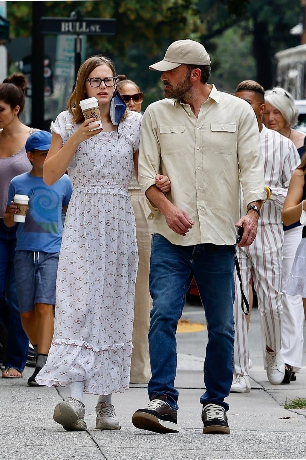 * PREMIUM-EXCLUSIVO * Ben Affleck y Jennifer Lopez van de compras a Savannah