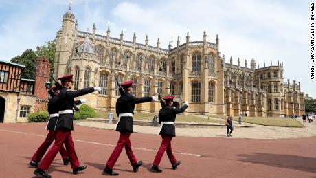 Soldados en la Plaza del Castillo de Windsor en su reapertura el 23 de julio de 2020. 